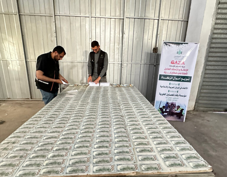 لمئات الأسر/ وفاء المحسنين توزع المساعدات النقدية لأهلنا في غزة