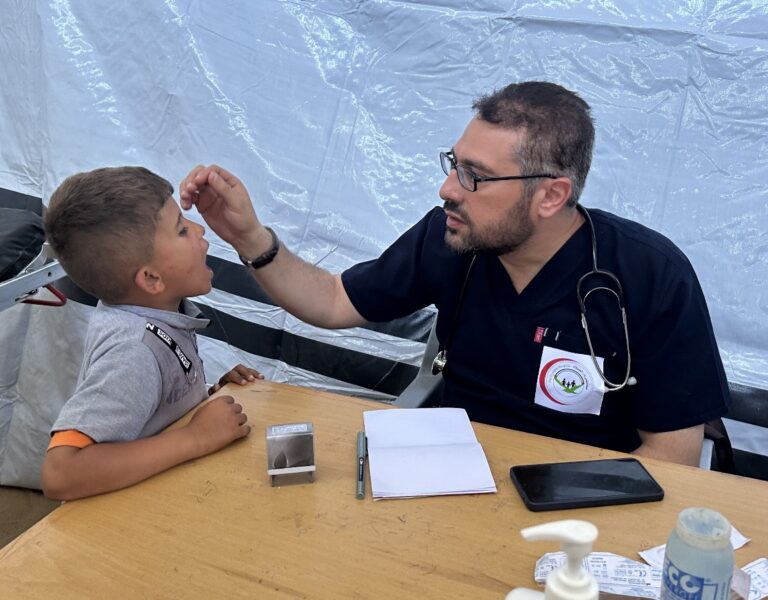 تنظيم يوم طبي وتقديم الأدوية مجاناً للنازحين في جنوب قطاع غزة