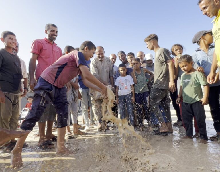 بئر الأرض الطيبة: إنقاذُ لحياة آلاف النازحين من العطش في جنوب غزة