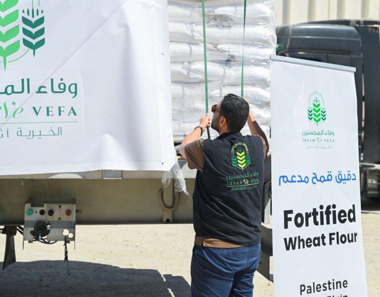 وفاء المحسنين تسير قافلة دقيق من الأردن إلى قطاع غزة