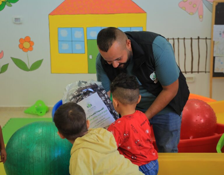 وفاء المحسنين توزّع حقائب مدرسية على الطلبة في الضفة الغربية